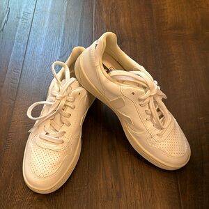 Like New Veja V-10 FULL WHITE - bought for euro vacation only worn 2-3 times